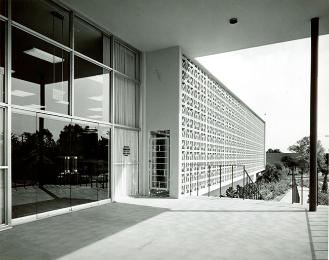 "Whittier Public Library, Washington Avenue Entrance". Julius Shulman, 1959. Whittier Public Library Historical Photograph Collection. WPL-095.